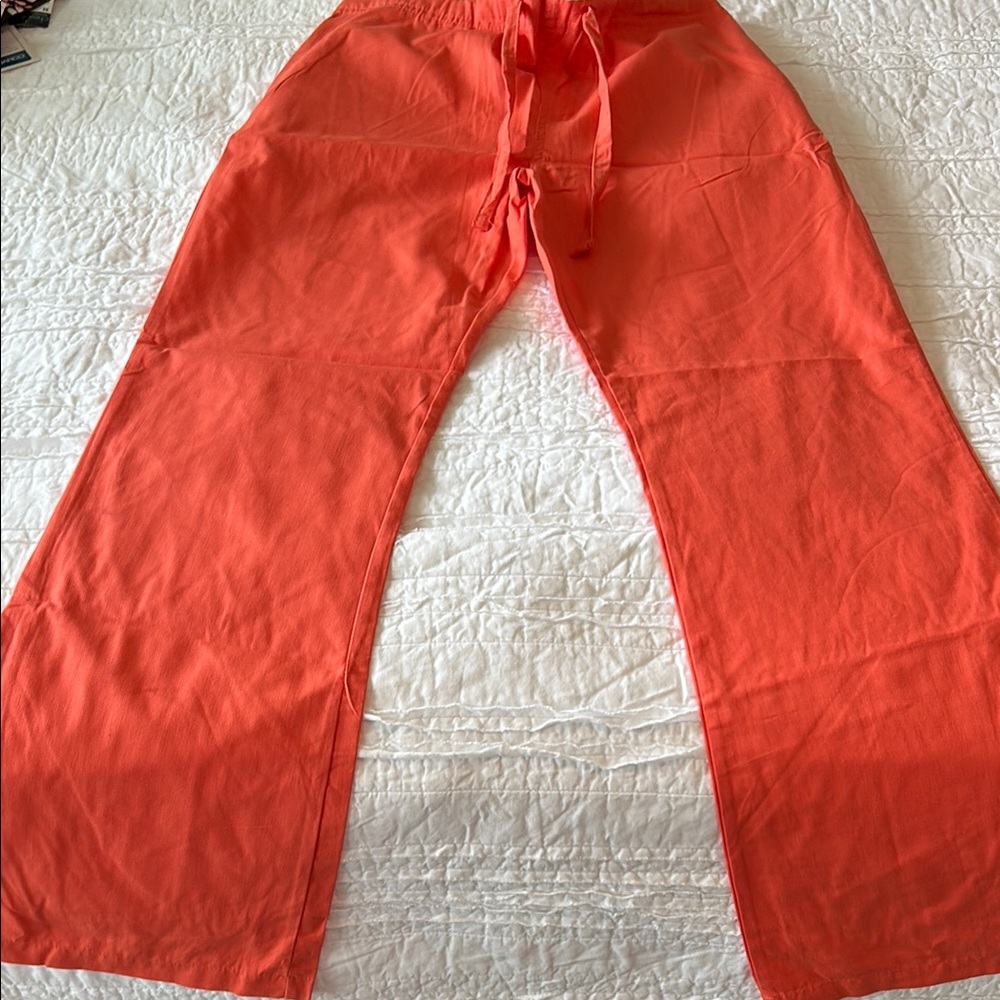 Women’s Size S Orange scrub set. Tie in back. Pockets in front of top.